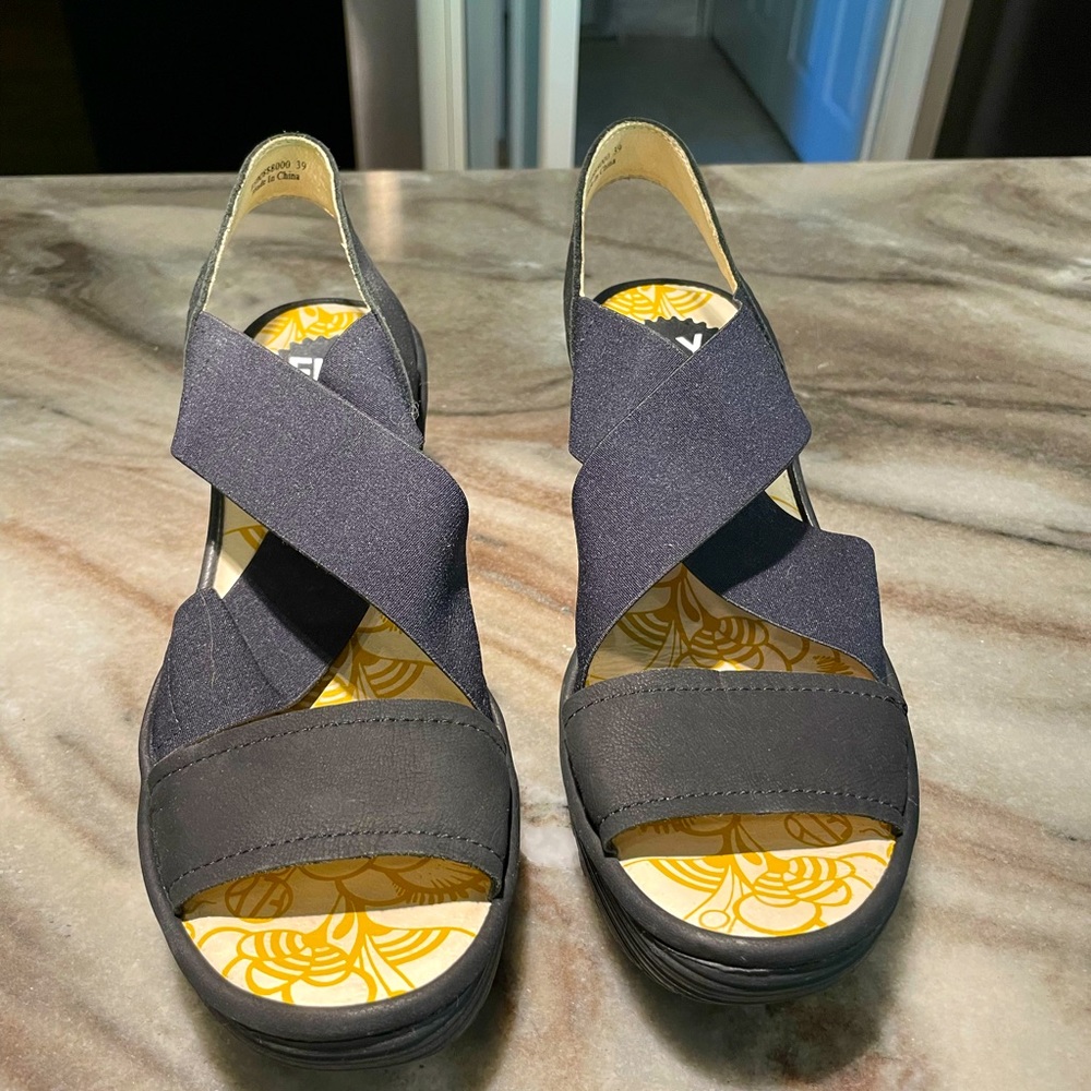 Size 39 black fly London sandals